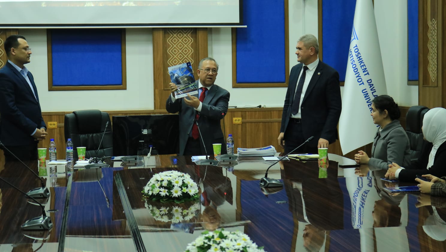 Dewan Pakar MES Terima Gelar Guru Besar Kehormatan dari Universitas di Uzbekistan