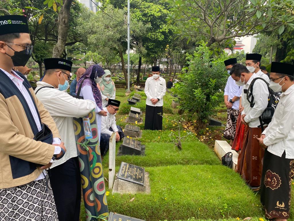 Tim Sekretariat MES Lakukan Ziarah ke Makam Para Tokoh Senior MES